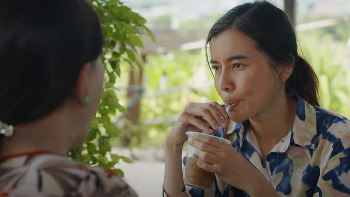 Bảy Bóng khuyên Huệ đưa Lụa lên thành phố sống cùng. Ảnh CMH Bảy Bóng khuyên Huệ đưa Lụa lên thành phố sống cùng. Ảnh CMH