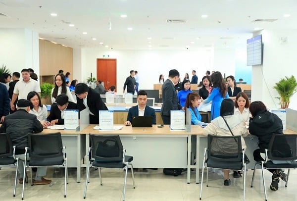 Người dân đến làm thủ tục tại Trung tâm phục vụ hành chính công số 1 TP Hà Nội. Ảnh: Thùy Linh. Người dân đến làm thủ tục tại Trung tâm phục vụ hành chính công số 1 TP Hà Nội. Ảnh: Thùy Linh.