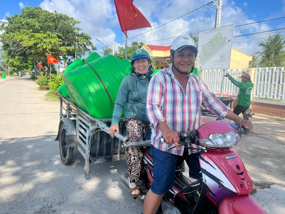 Niềm vui của bà con huyện U Minh, tỉnh Cà Mau khi nhận được bồn nước. Ảnh: Trọng Linh. Niềm vui của bà con huyện U Minh, tỉnh Cà Mau khi nhận được bồn nước. Ảnh: Trọng Linh.