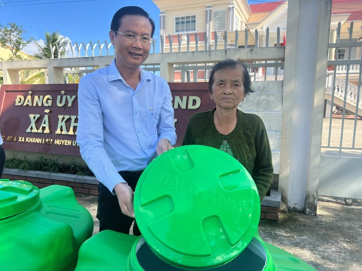 Ông Lê Hồng Thịnh, Phó Chủ tịch UBND huyện U Minh, tỉnh Cà Mau chia sẻ niềm vui với người dân. Ảnh: Trọng Linh. Ông Lê Hồng Thịnh, Phó Chủ tịch UBND huyện U Minh, tỉnh Cà Mau chia sẻ niềm vui với người dân. Ảnh: Trọng Linh.