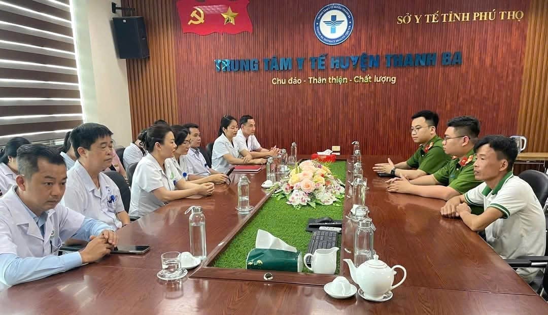 Ông Khuất Văn Sinh (bìa phải) xin lỗi công khai đối với các y, bác sỹ, nhân viên y tế tham gia cấp cứu cháu L tại Trung tâm Y tế huyện Thanh Ba. Ảnh: Công an tỉnh Phú Thọ. Ông Khuất Văn Sinh (bìa phải) xin lỗi công khai đối với các y, bác sỹ, nhân viên y tế tham gia cấp cứu cháu L tại Trung tâm Y tế huyện Thanh Ba. Ảnh: Công an tỉnh Phú Thọ.