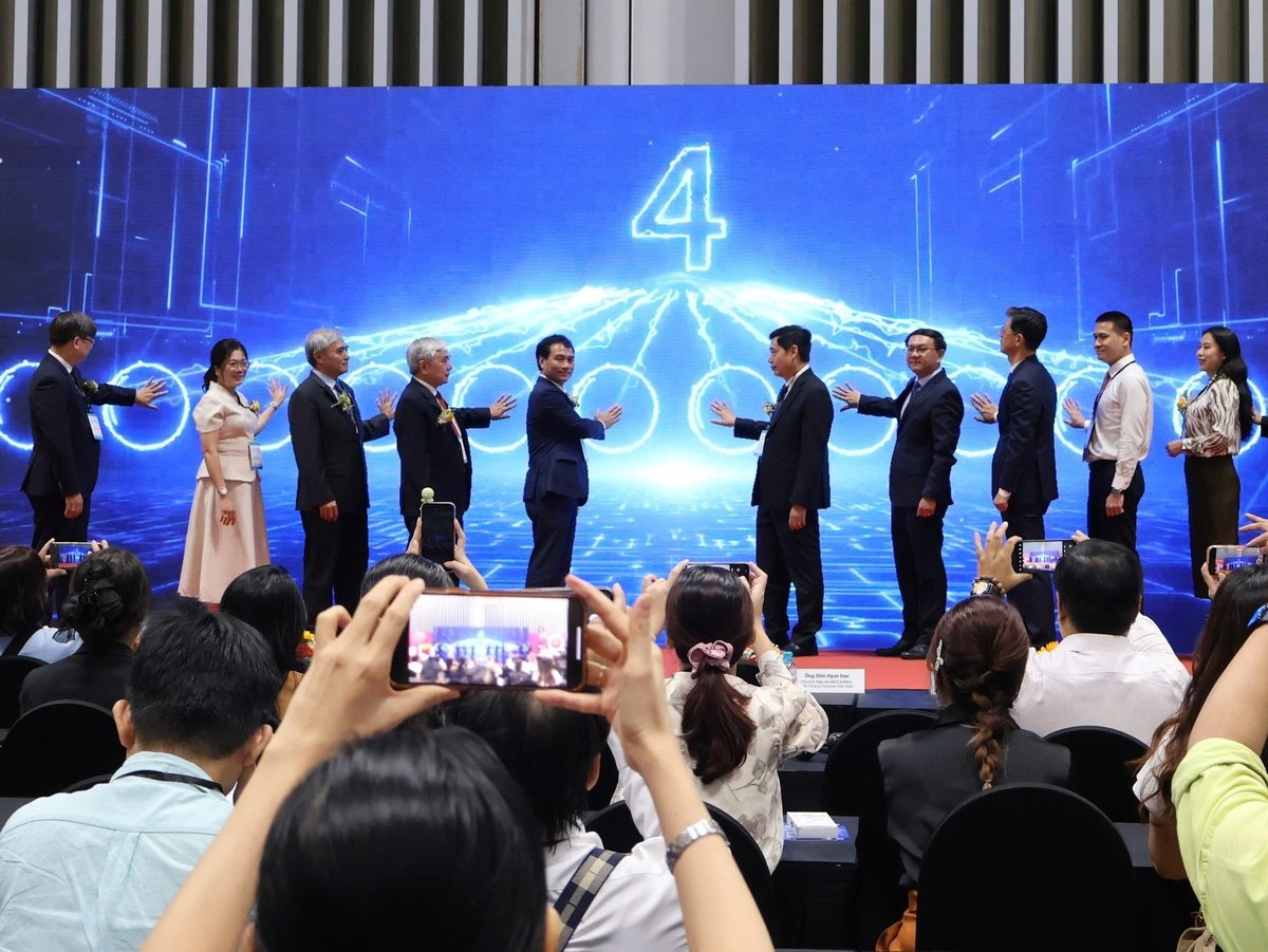 Các đại biểu nhấn nút điện tử khai mạc Diễn đàn và Triển lãm quốc tế Đô thị thông minh châu Á 2025. Ảnh: Diệu Hiền. Các đại biểu nhấn nút điện tử khai mạc Diễn đàn và Triển lãm quốc tế Đô thị thông minh châu Á 2025. Ảnh: Diệu Hiền.