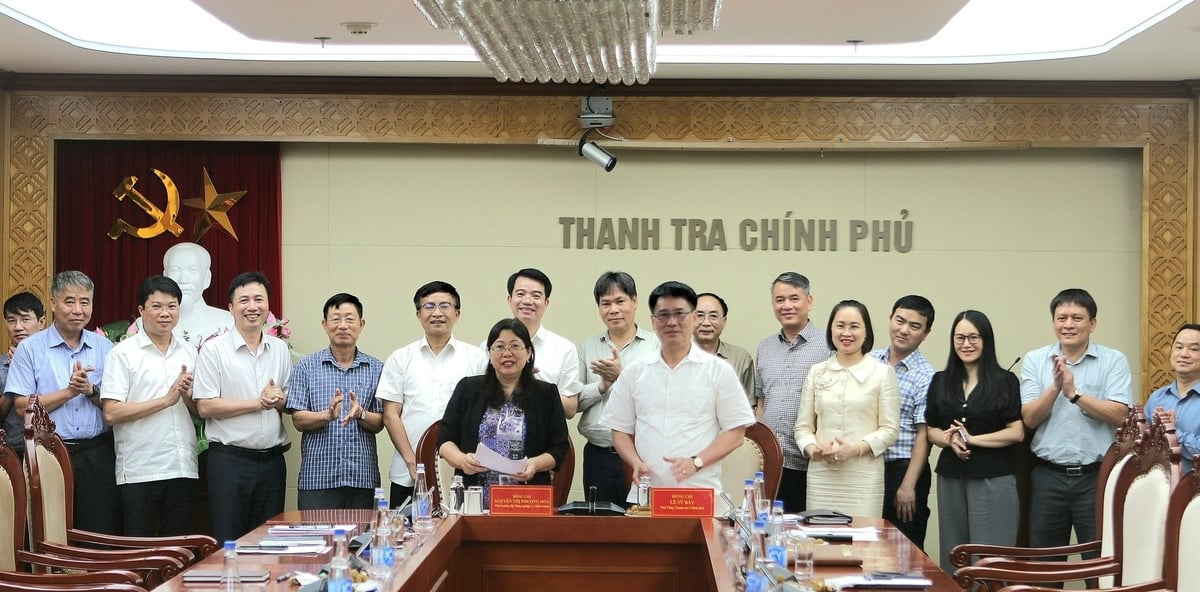 Lãnh đạo Bộ Nông nghiệp và Môi trường và Thanh tra Chính phủ ký kết biên bản bàn giao, tiếp nhận cán bộ, kế hoạch thanh tra và tài sản, trang thiết bị liên quan. Ảnh: TH. Lãnh đạo Bộ Nông nghiệp và Môi trường và Thanh tra Chính phủ ký kết biên bản bàn giao, tiếp nhận cán bộ, kế hoạch thanh tra và tài sản, trang thiết bị liên quan. Ảnh: TH.
