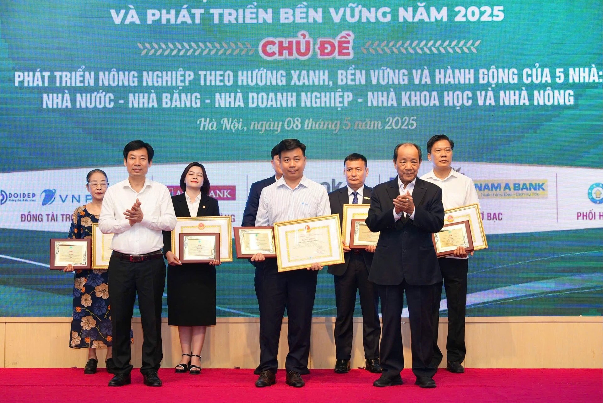Lãnh đạo Tổng hội Nông nghiệp và Phát triển nông thôn Việt Nam vinh danh các đơn vị đồng hành với Diễn đàn. Ảnh: MH. Lãnh đạo Tổng hội Nông nghiệp và Phát triển nông thôn Việt Nam vinh danh các đơn vị đồng hành với Diễn đàn. Ảnh: MH.