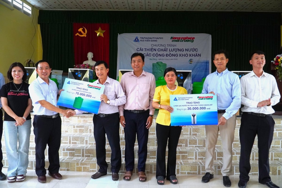 Sáng 8/5, tại thị trấn Lịch Hội Thượng, huyện Trần Đề (tỉnh Sóc Trăng), Chương trình cải thiện chất lượng nước cho các cộng động khó khăn do Báo Nông nghiệp và Môi trường phối hợp với Tập đoàn Tân Á Đại Thành thực hiện, tiếp tục hoạt động trao tặng bồn chứa nước và máy lọc nước cho người dân. Ảnh: Kim Anh. Sáng 8/5, tại thị trấn Lịch Hội Thượng, huyện Trần Đề (tỉnh Sóc Trăng), Chương trình cải thiện chất lượng nước cho các cộng động khó khăn do Báo Nông nghiệp và Môi trường phối hợp với Tập đoàn Tân Á Đại Thành thực hiện, tiếp tục hoạt động trao tặng bồn chứa nước và máy lọc nước cho người dân. Ảnh: Kim Anh.