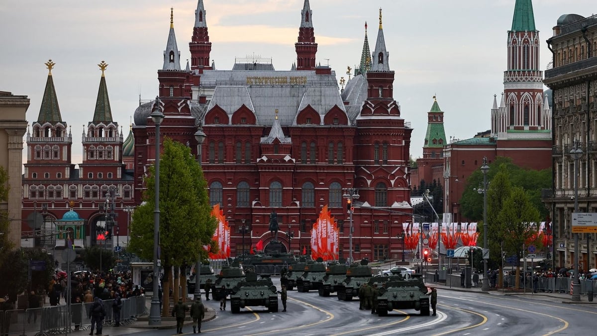 Xe tăng T-34 từ thời Liên Xô trên một con phố gần Bảo tàng Lịch sử Quốc gia và Điện Kremlin trước cuộc duyệt binh đánh dấu kỷ niệm 80 năm chiến thắng Đức Quốc xã trong Thế chiến II tại trung tâm Moscow hôm 29/4. Ảnh: CNN. Xe tăng T-34 từ thời Liên Xô trên một con phố gần Bảo tàng Lịch sử Quốc gia và Điện Kremlin trước cuộc duyệt binh đánh dấu kỷ niệm 80 năm chiến thắng Đức Quốc xã trong Thế chiến II tại trung tâm Moscow hôm 29/4. Ảnh: CNN.