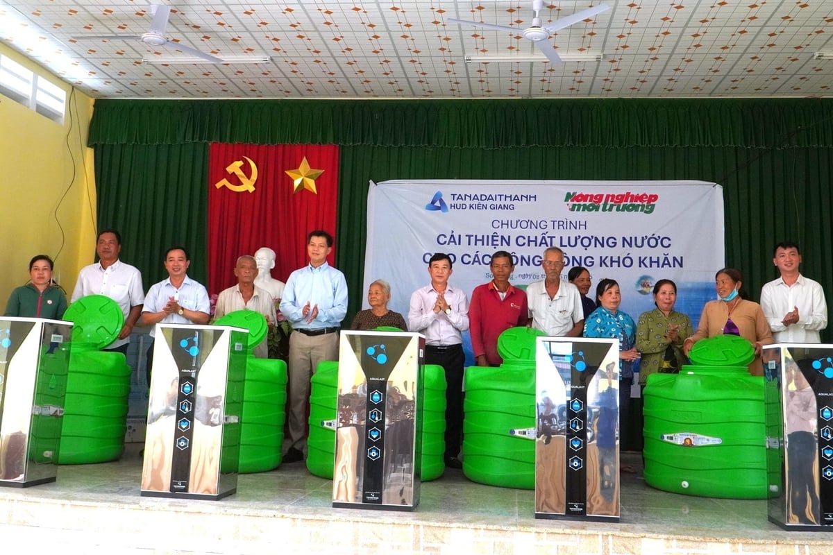 Chương trình đã trao tặng 30 bồn chứa nước nhựa Plasman 500L và 5 máy lọc nước R.O cho bà con trên địa bàn các xã, thị trấn: Trung Bình, Viên An, Tài Văn, Thạnh Thới An, Lịch Hội Thượng, tổng giá trị quà tặng khoảng 100 triệu đồng. Ảnh: Kim Anh. Chương trình đã trao tặng 30 bồn chứa nước nhựa Plasman 500L và 5 máy lọc nước R.O cho bà con trên địa bàn các xã, thị trấn: Trung Bình, Viên An, Tài Văn, Thạnh Thới An, Lịch Hội Thượng, tổng giá trị quà tặng khoảng 100 triệu đồng. Ảnh: Kim Anh.