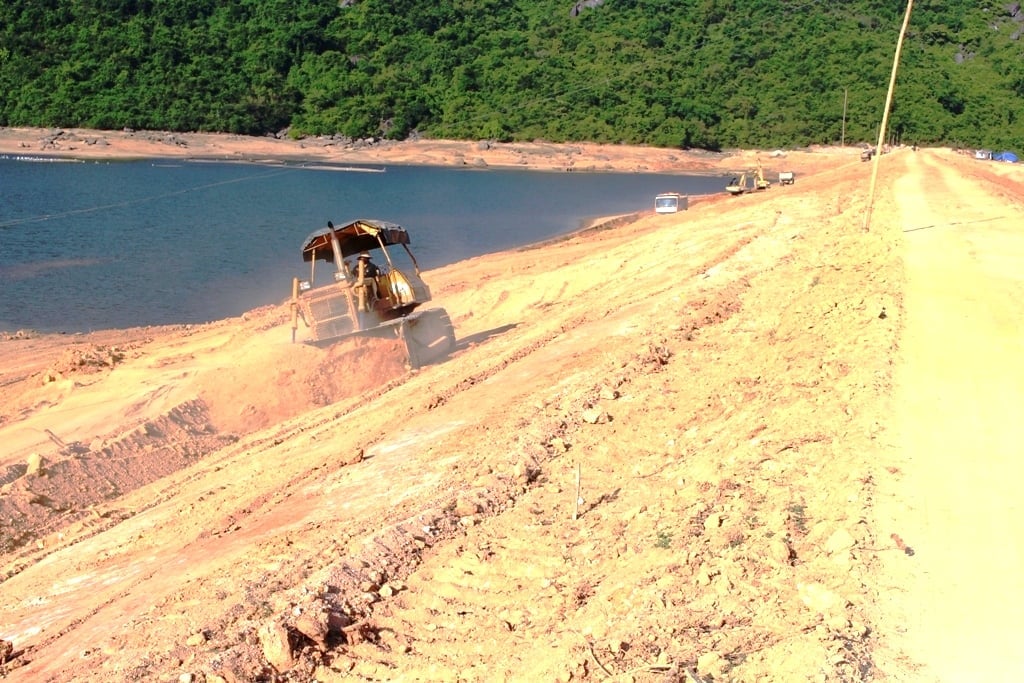 Sửa chữa đập đất hồ chứa nước Mỹ Thuận nằm trên địa bàn xã Cát Hưng (huyện Phù Cát, Bình Định). Ảnh: V.Đ.T. Sửa chữa đập đất hồ chứa nước Mỹ Thuận nằm trên địa bàn xã Cát Hưng (huyện Phù Cát, Bình Định). Ảnh: V.Đ.T.