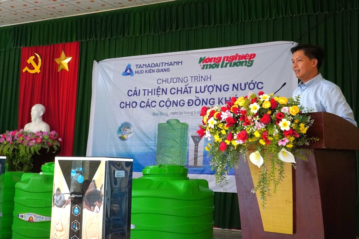 Ông Lê Văn Sơn, Tổng Giám đốc Công ty HUD Kiên Giang, đại diện Tập đoàn Tân Á Đại Thành bày tỏ niềm vui khi được đồng hành cùng Báo Nông nghiệp và Môi trường, chính quyền huyện Trần Đề trong hành trình sẻ chia trách nhiệm xã hội, góp phần tiếp sức người dân vượt qua những ngày khó khăn trong mùa hạn mặn. Ảnh: Kim Anh. Ông Lê Văn Sơn, Tổng Giám đốc Công ty HUD Kiên Giang, đại diện Tập đoàn Tân Á Đại Thành bày tỏ niềm vui khi được đồng hành cùng Báo Nông nghiệp và Môi trường, chính quyền huyện Trần Đề trong hành trình sẻ chia trách nhiệm xã hội, góp phần tiếp sức người dân vượt qua những ngày khó khăn trong mùa hạn mặn. Ảnh: Kim Anh.