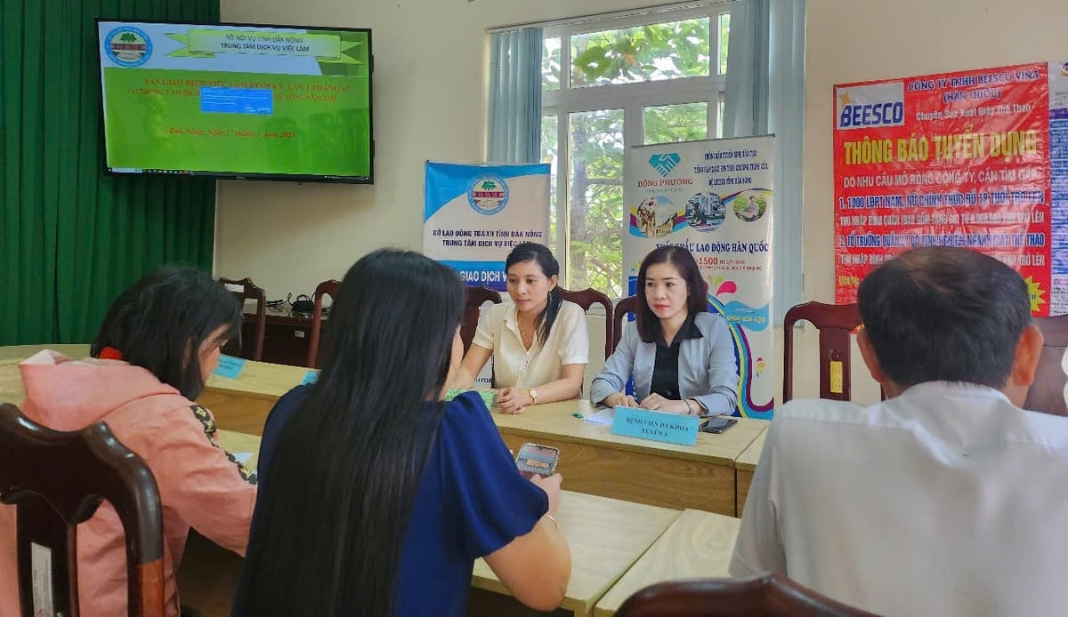 Các đơn vị tư vấn tuyển dụng hỗ trợ người lao động làm thủ tục tại Trung tâm dịch vụ việc làm tỉnh Đắk Nông. Ảnh: Phạm Hoài. Các đơn vị tư vấn tuyển dụng hỗ trợ người lao động làm thủ tục tại Trung tâm dịch vụ việc làm tỉnh Đắk Nông. Ảnh: Phạm Hoài.