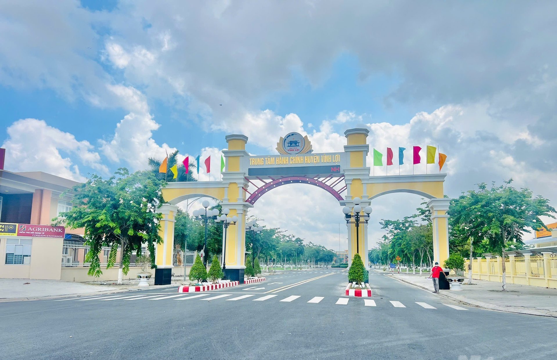 Từ năm 2019 đến năm 2023, huyện Vĩnh Lợi có 3 dự án do Công ty TNHH Cây xanh Công Minh và Công ty cây xanh Tây Nguyên (trong hệ sinh thái cây xanh Công Minh) thi công. Ảnh: Trọng Linh. Từ năm 2019 đến năm 2023, huyện Vĩnh Lợi có 3 dự án do Công ty TNHH Cây xanh Công Minh và Công ty cây xanh Tây Nguyên (trong hệ sinh thái cây xanh Công Minh) thi công. Ảnh: Trọng Linh.