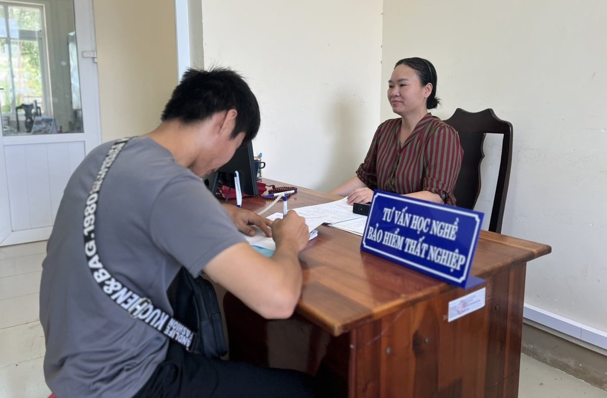 Cán bộ Trung tâm dịch vụ việc làm tỉnh Đăk Nông hướng dẫn người lao động làm thủ tục hưởng chính sách bảo hiểm thất nghiệp. Ảnh: Phạm Hoài. Cán bộ Trung tâm dịch vụ việc làm tỉnh Đăk Nông hướng dẫn người lao động làm thủ tục hưởng chính sách bảo hiểm thất nghiệp. Ảnh: Phạm Hoài.
