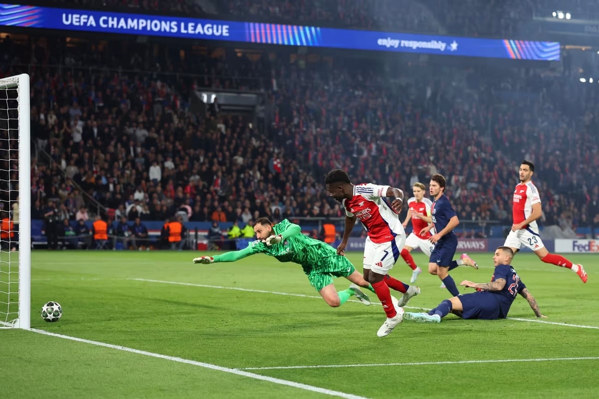 Bukayo Saka thắp lại hy vọng cho Arsenal bằng bàn rút ngắn tỷ số. Ảnh: theguardian. Bukayo Saka thắp lại hy vọng cho Arsenal bằng bàn rút ngắn tỷ số. Ảnh: theguardian.