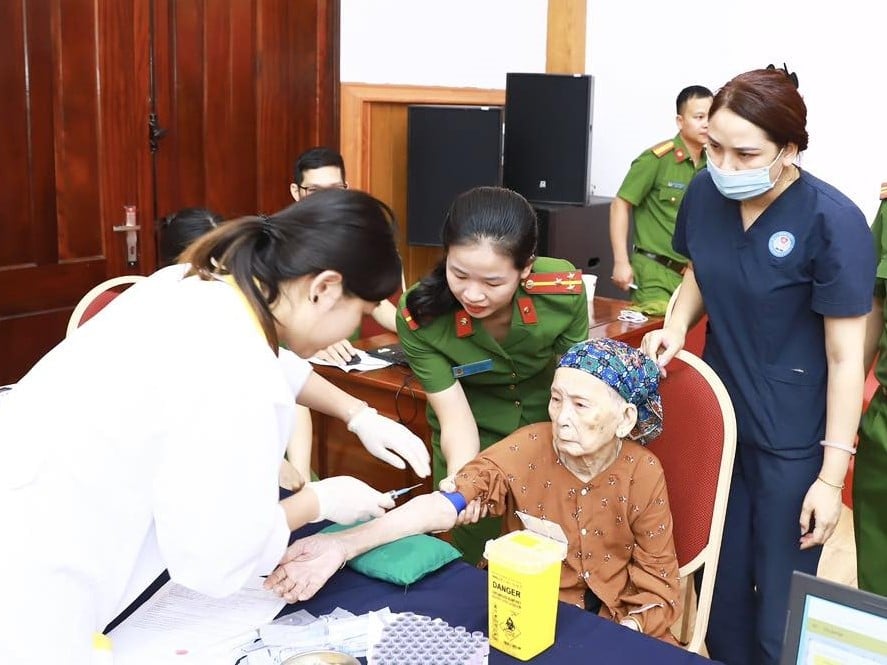 Lực lượng Công an tỉnh Tuyên Quang thực hiện lấy mẫu ADN của thân nhân các liệt sỹ. Ảnh: CATQ. Lực lượng Công an tỉnh Tuyên Quang thực hiện lấy mẫu ADN của thân nhân các liệt sỹ. Ảnh: CATQ.