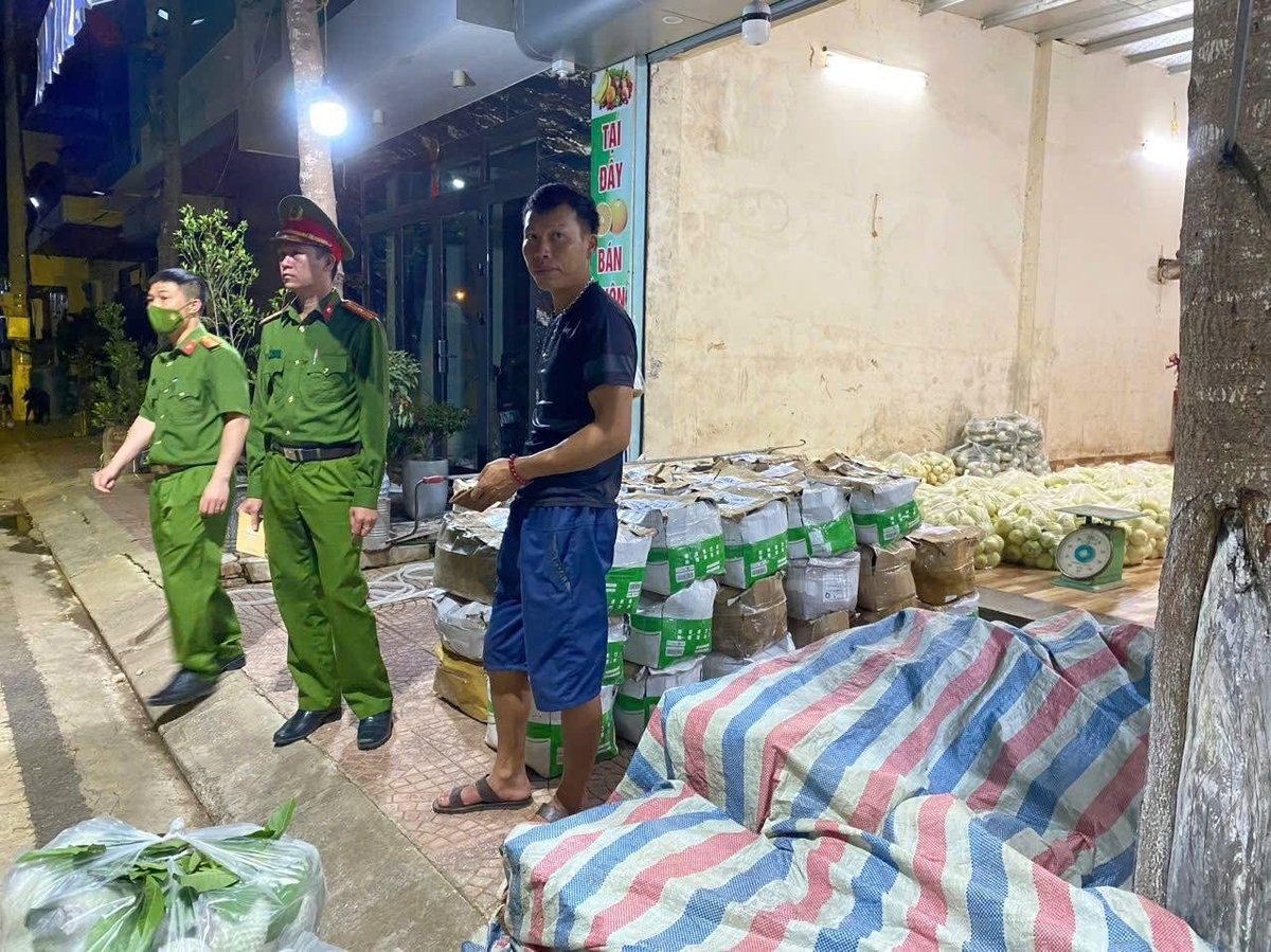 Nguồn rau, củ, quả không rõ nguồn gốc đang chuẩn bị đưa vào các chợ, quán ăn. Ảnh: Trung Hiếu. Nguồn rau, củ, quả không rõ nguồn gốc đang chuẩn bị đưa vào các chợ, quán ăn. Ảnh: Trung Hiếu.