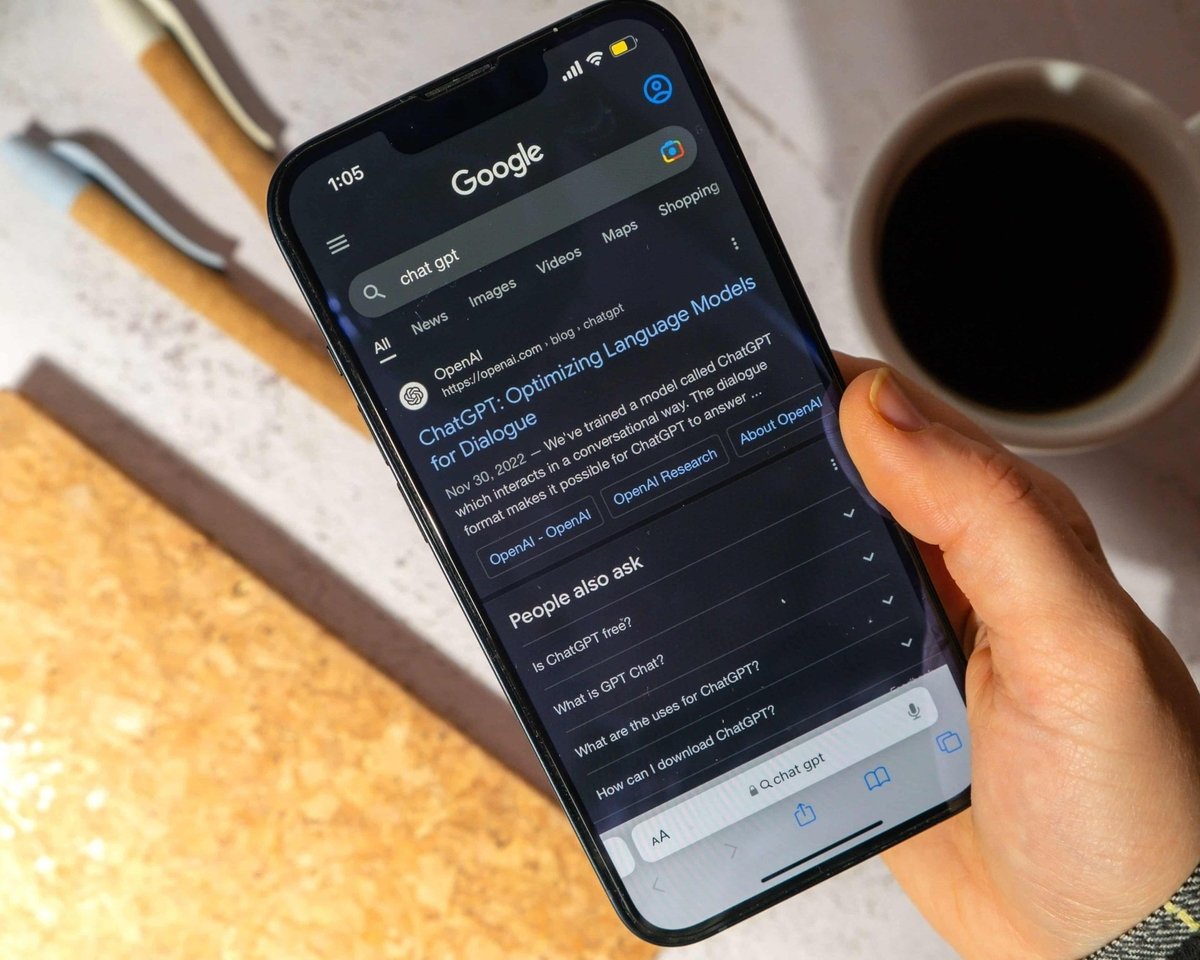 OpenAI vừa gỡ bỏ phiên bản chatbot đưa ra những phản hồi 'quá nịnh' trên Chat GPT. Ảnh: Alamy. OpenAI vừa gỡ bỏ phiên bản chatbot đưa ra những phản hồi 'quá nịnh' trên Chat GPT. Ảnh: Alamy.
