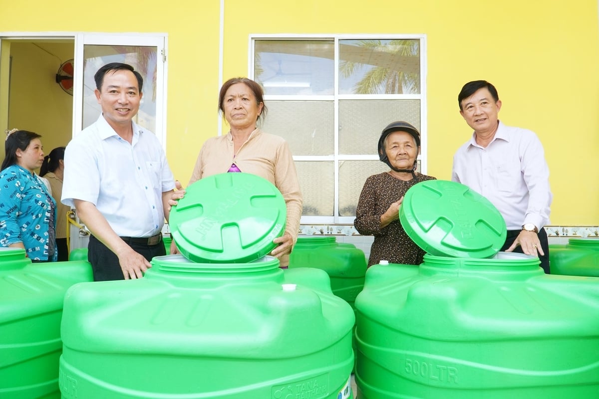 Mỗi địa phương mang những đặc thù khác nhau, có nơi thiếu nước ngọt quanh năm, có nơi lại đối mặt với tình trạng xâm nhập mặn ngày càng nghiêm trọng. Và đến với huyện Trần Đề, địa phương thường xuyên chịu ảnh hưởng thiếu nước sạch cục bộ vào mùa hạn mặn. Vì thế, việc triển khai chương trình không chỉ đơn thuần là cung cấp thiết bị lọc nước hay bồn chứa, mà còn đòi hỏi sự thấu hiểu, chung tay của địa phương, linh hoạt trong các giải pháp. Đây cũng là trách nhiệm xã hội và sự sẻ chia của chính đơn vị làm công tác truyền thông. Ảnh: Kim Anh. Mỗi địa phương mang những đặc thù khác nhau, có nơi thiếu nước ngọt quanh năm, có nơi lại đối mặt với tình trạng xâm nhập mặn ngày càng nghiêm trọng. Và đến với huyện Trần Đề, địa phương thường xuyên chịu ảnh hưởng thiếu nước sạch cục bộ vào mùa hạn mặn. Vì thế, việc triển khai chương trình không chỉ đơn thuần là cung cấp thiết bị lọc nước hay bồn chứa, mà còn đòi hỏi sự thấu hiểu, chung tay của địa phương, linh hoạt trong các giải pháp. Đây cũng là trách nhiệm xã hội và sự sẻ chia của chính đơn vị làm công tác truyền thông. Ảnh: Kim Anh.