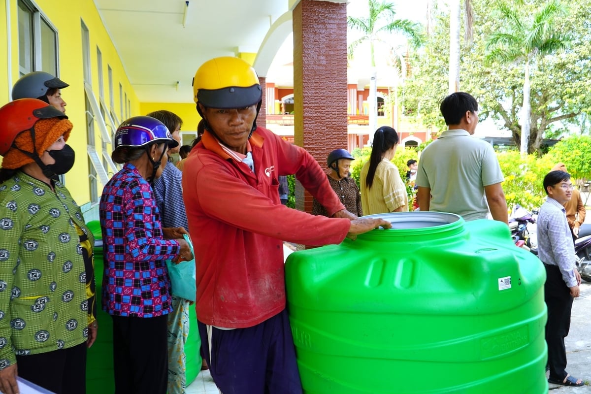 Mùa khô 2025, tình hình hạn mặn ở ĐBSCL nói chung và tỉnh Sóc Trăng nói riêng đã bớt khắc nghiệt. Tuy nhiên, đôi lúc, đôi nơi vẫn còn xảy ra tình trạng thiếu nước cục bộ. Những bồn chứa nước nghĩa tình sẽ giúp bà con Trần Đề sống xa khu vực dân cư, hộ khó khăn có dụng cụ trữ nước sinh hoạt đủ đầy, đảm bảo mỗi mùa hạn mặn đến và đi không còn là nỗi lo canh cánh về nước sạch. Ảnh: Kim Anh. Mùa khô 2025, tình hình hạn mặn ở ĐBSCL nói chung và tỉnh Sóc Trăng nói riêng đã bớt khắc nghiệt. Tuy nhiên, đôi lúc, đôi nơi vẫn còn xảy ra tình trạng thiếu nước cục bộ. Những bồn chứa nước nghĩa tình sẽ giúp bà con Trần Đề sống xa khu vực dân cư, hộ khó khăn có dụng cụ trữ nước sinh hoạt đủ đầy, đảm bảo mỗi mùa hạn mặn đến và đi không còn là nỗi lo canh cánh về nước sạch. Ảnh: Kim Anh.