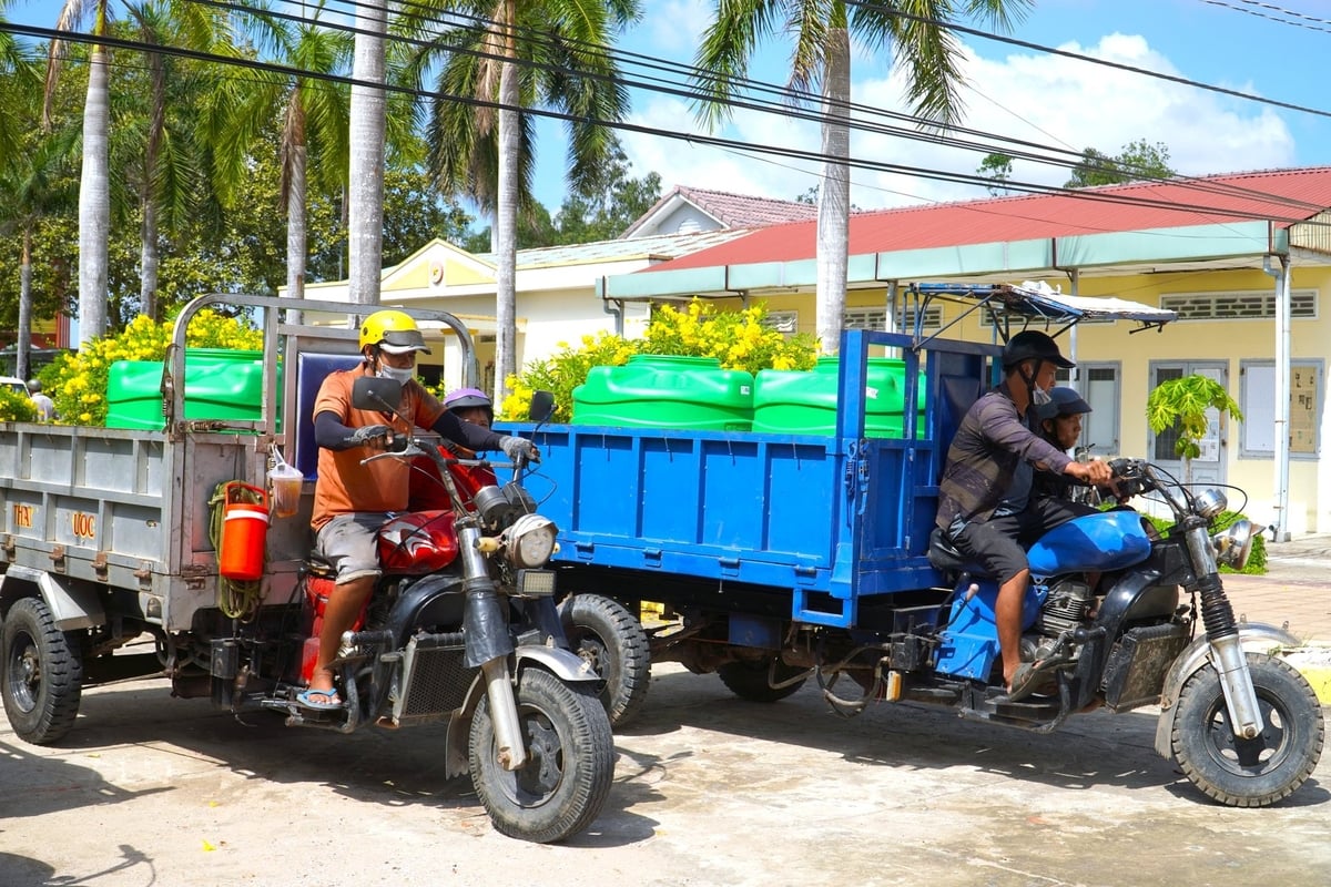 Không ít hộ dân tại Trần Đề cho biết, trước đây mỗi mùa hạn đến phải đi hàng cây số mới để có nước sạch sinh hoạt. Giờ đây, với bồn chứa mới, họ có thể chủ động trữ nước mưa, tiết kiệm thời gian, công sức và cải thiện đáng kể chất lượng cuộc sống. Ảnh: Kim Anh. Không ít hộ dân tại Trần Đề cho biết, trước đây mỗi mùa hạn đến phải đi hàng cây số mới để có nước sạch sinh hoạt. Giờ đây, với bồn chứa mới, họ có thể chủ động trữ nước mưa, tiết kiệm thời gian, công sức và cải thiện đáng kể chất lượng cuộc sống. Ảnh: Kim Anh.