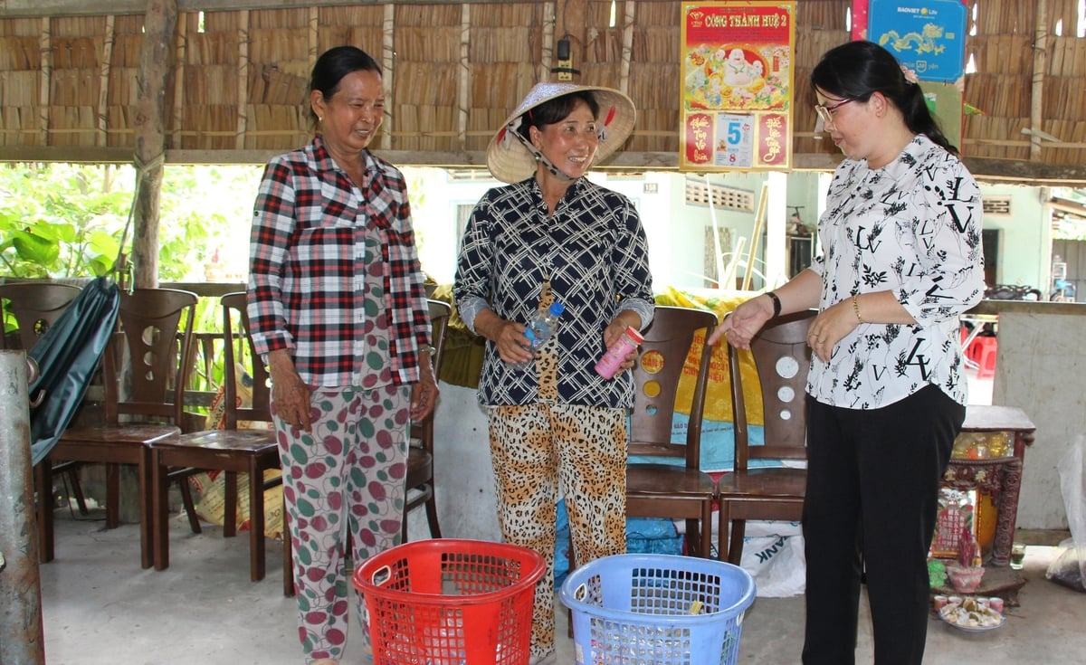 Cán bộ Hội Liên hiệp phụ nữ thị trấn Cầu Kè, huyện Cầu Kè, tỉnh Trà Vinh đang hướng dẫn hội viên cách thức phân loại CTRSH phát sinh. Ảnh: Lê Hùng. Cán bộ Hội Liên hiệp phụ nữ thị trấn Cầu Kè, huyện Cầu Kè, tỉnh Trà Vinh đang hướng dẫn hội viên cách thức phân loại CTRSH phát sinh. Ảnh: Lê Hùng.