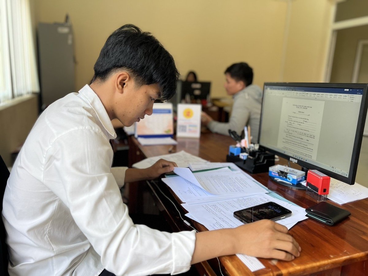 Cán bộ Trung tâm dịch vụ việc làm tỉnh Đăk Nông đang tìm hiểu các văn bản liên quan đến nội dung giải quyết bảo hiểm thất nghiệp cho người lao động. Ảnh: Phạm Hoài. Cán bộ Trung tâm dịch vụ việc làm tỉnh Đăk Nông đang tìm hiểu các văn bản liên quan đến nội dung giải quyết bảo hiểm thất nghiệp cho người lao động. Ảnh: Phạm Hoài.