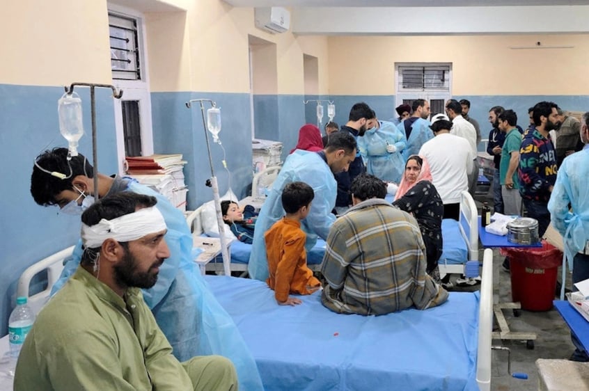 Những người bị thương ở Ấn Độ do Pakistan pháo kích qua biên giới, đáp trả chiến dịch Sindoor. Những người bị thương ở Ấn Độ do Pakistan pháo kích qua biên giới, đáp trả chiến dịch Sindoor.