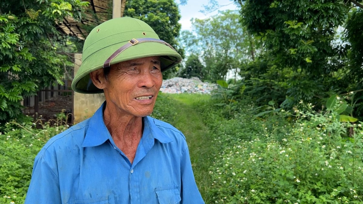 Đôi mắt cay xè vì bị khói rác bủa vây, ông Ngũ nói: ' Xây lên một cái là bỏ hoang luôn, chưa hoạt động ngày nào, rác thì đốt cả ngày lẫn đêm không xử lý, nhà máy rác được xây dựng hết bao nhiêu tiền dân chúng tôi không ai được biết'. Đôi mắt cay xè vì bị khói rác bủa vây, ông Ngũ nói: ' Xây lên một cái là bỏ hoang luôn, chưa hoạt động ngày nào, rác thì đốt cả ngày lẫn đêm không xử lý, nhà máy rác được xây dựng hết bao nhiêu tiền dân chúng tôi không ai được biết'.