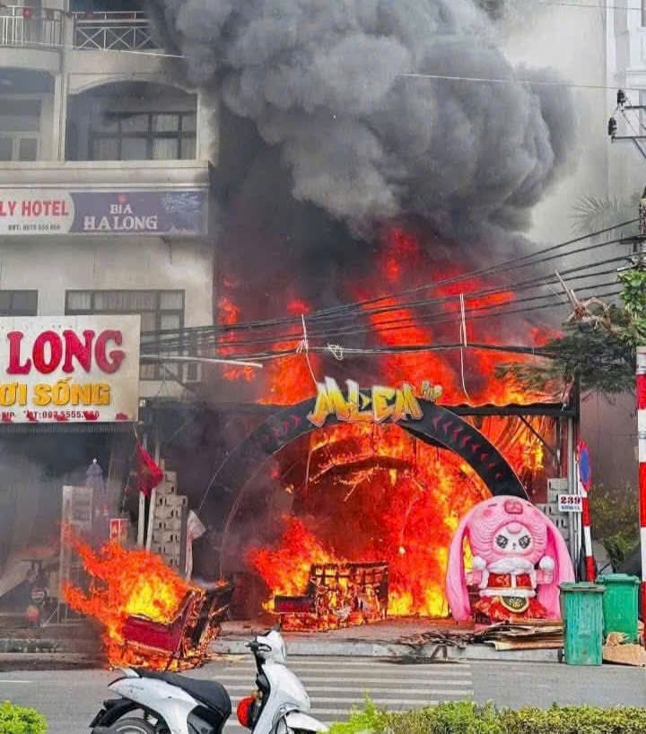 Ngọn lửa thiêu rụi gần như hoàn toàn cơ sở kinh doanh này. Ảnh: Văn Toàn. Ngọn lửa thiêu rụi gần như hoàn toàn cơ sở kinh doanh này. Ảnh: Văn Toàn.