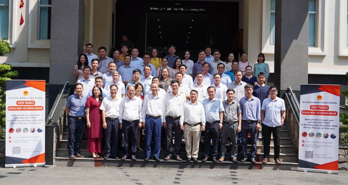 Lãnh đạo Bộ Nông nghiệp và Môi trường cùng các đại biểu chụp ảnh lưu niệm tại Trường Chính sách công và Phát triển nông thôn. Ảnh: Lê Bình. Lãnh đạo Bộ Nông nghiệp và Môi trường cùng các đại biểu chụp ảnh lưu niệm tại Trường Chính sách công và Phát triển nông thôn. Ảnh: Lê Bình.