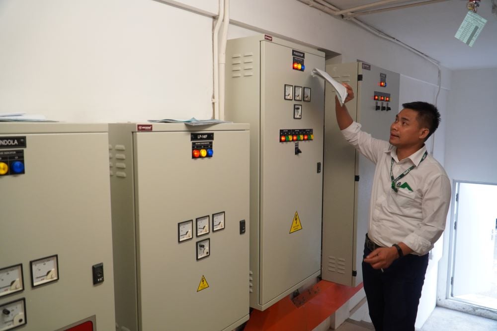 Cán bộ kỹ thuật rà soát, đánh giá hiệu quả sử dụng năng lượng của tòa nhà. Ảnh: Trung Nguyên. Cán bộ kỹ thuật rà soát, đánh giá hiệu quả sử dụng năng lượng của tòa nhà. Ảnh: Trung Nguyên.