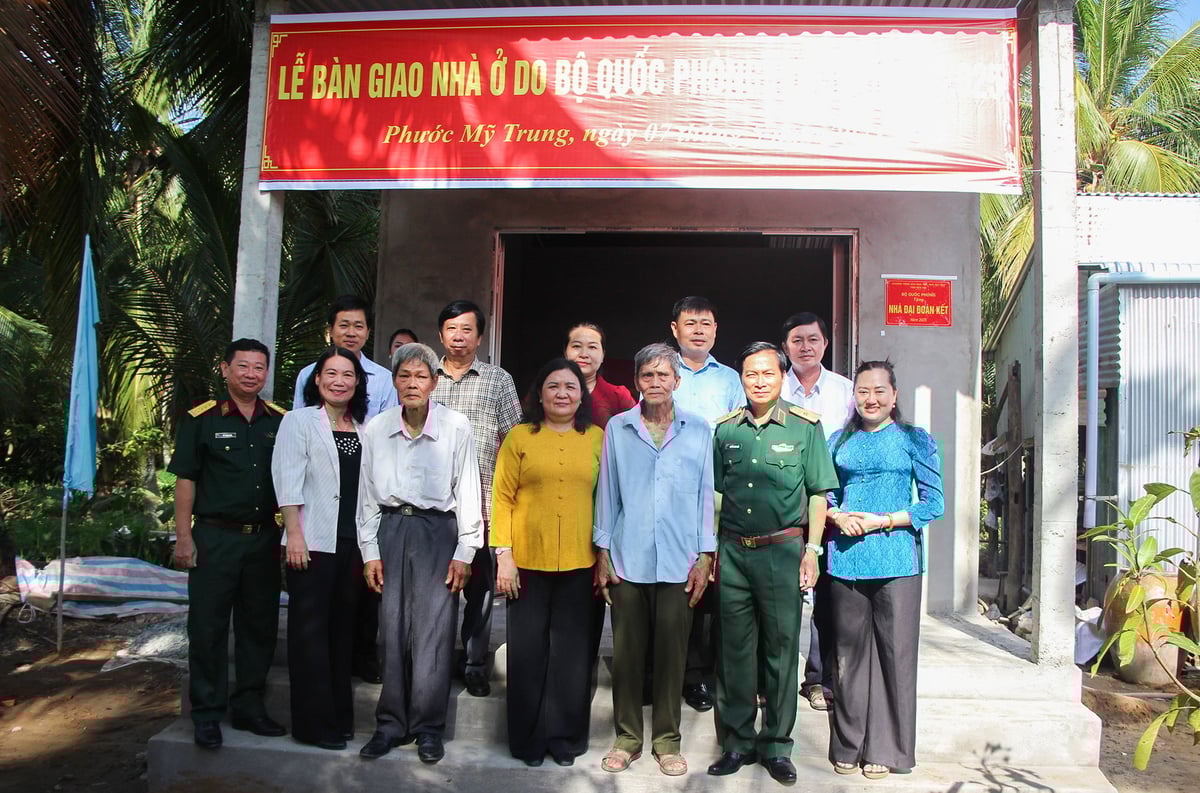 Sáng 7/5, đại biểu đã đến thăm và bàn giao căn nhà mới cho ông Lê Văn Thành tại thị trấn Phước Mỹ Trung, huyện Mỏ Cày Bắc (từng là bộ đội tham gia chiến trường Campuchia). Ảnh: Phạm Hân. Sáng 7/5, đại biểu đã đến thăm và bàn giao căn nhà mới cho ông Lê Văn Thành tại thị trấn Phước Mỹ Trung, huyện Mỏ Cày Bắc (từng là bộ đội tham gia chiến trường Campuchia). Ảnh: Phạm Hân.
