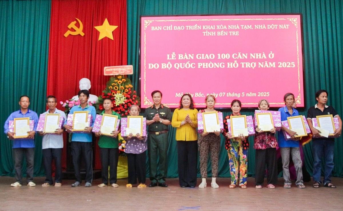 Mỗi hộ dân được nhận nhà hôm nay còn được Bộ Chỉ huy Quân sự tỉnh Bến Tre, Ban Chỉ đạo xóa nhà tạm, nhà dột nát huyện Mỏ Cày Bắc gửi tặng một phần quà và 300.000 đồng tiền mặt. Ảnh: Phạm Hân. Mỗi hộ dân được nhận nhà hôm nay còn được Bộ Chỉ huy Quân sự tỉnh Bến Tre, Ban Chỉ đạo xóa nhà tạm, nhà dột nát huyện Mỏ Cày Bắc gửi tặng một phần quà và 300.000 đồng tiền mặt. Ảnh: Phạm Hân.