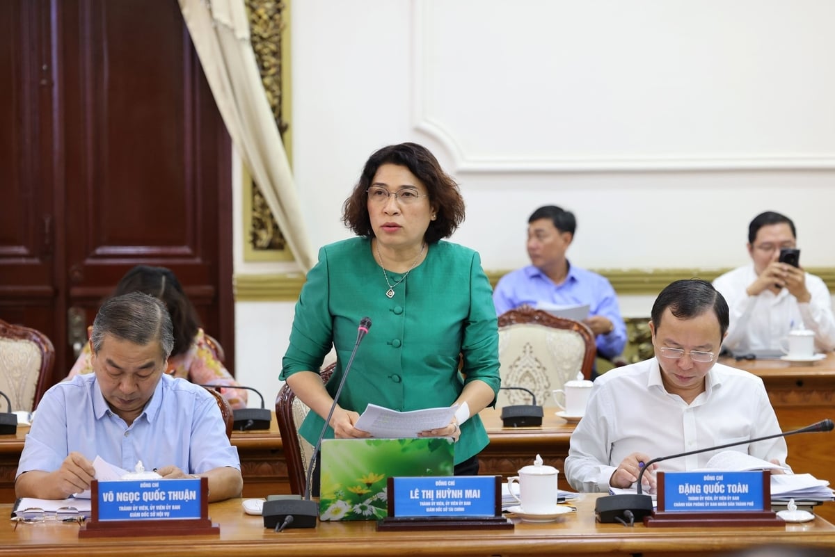 Bà Lê Thị Huỳnh Mai - Giám đốc Sở Tài Chính TP.HCM báo cáo tại phiên họp. Ảnh: TTBC Bà Lê Thị Huỳnh Mai - Giám đốc Sở Tài Chính TP.HCM báo cáo tại phiên họp. Ảnh: TTBC