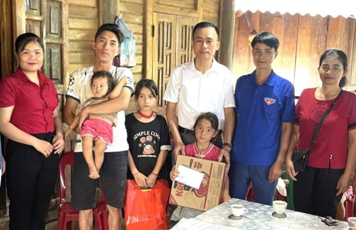 Hội LHPN Mường Chà nhận đỡ đầu các cháu nhở có hoàn cảnh khó khăn. Ảnh: Trần Hương. Hội LHPN Mường Chà nhận đỡ đầu các cháu nhở có hoàn cảnh khó khăn. Ảnh: Trần Hương.