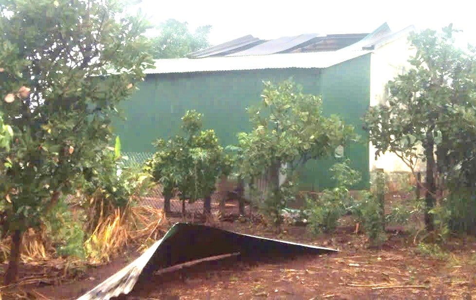 Nhà dân bị tốc mái sau lốc lớn tại xã Ia Chía (huyện Ia Grai, Gia Lai) hôm 7/5. Ảnh: ĐL. Nhà dân bị tốc mái sau lốc lớn tại xã Ia Chía (huyện Ia Grai, Gia Lai) hôm 7/5. Ảnh: ĐL.