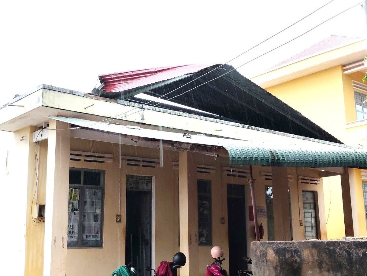 Nhiều ngôi nhà kiên cố bị lốc cuốn tốc mái hoàn toàn. Ảnh: ĐL. Nhiều ngôi nhà kiên cố bị lốc cuốn tốc mái hoàn toàn. Ảnh: ĐL.