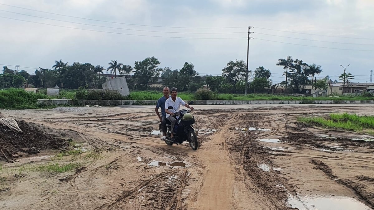 Công trình cắt ngang tuyến đường liên thôn của xã Hòa Bình, người dân phải đi qua công trường thi công nhưng không có biển cảnh báo sẽ rất nguy hiểm cho người dân. Ảnh: Xuân Vũ. Công trình cắt ngang tuyến đường liên thôn của xã Hòa Bình, người dân phải đi qua công trường thi công nhưng không có biển cảnh báo sẽ rất nguy hiểm cho người dân. Ảnh: Xuân Vũ.