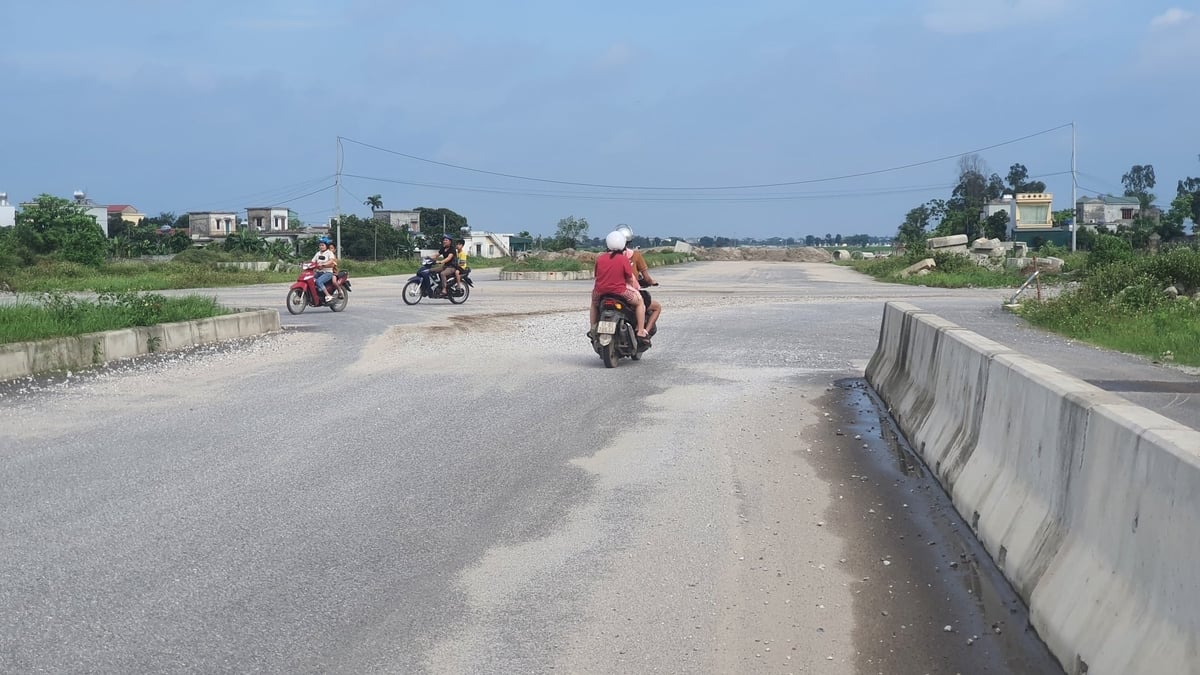 Tuyến đường vành đai chưa hoàn thành, người dân vẫn đi lại nhưng không có biển cảnh báo hay biện pháp đảm bảo an toàn giao thông. Ảnh: Xuân Vũ. Tuyến đường vành đai chưa hoàn thành, người dân vẫn đi lại nhưng không có biển cảnh báo hay biện pháp đảm bảo an toàn giao thông. Ảnh: Xuân Vũ.