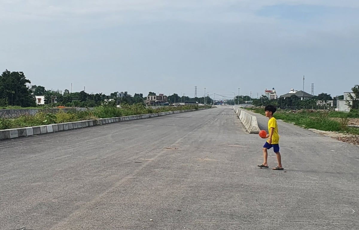 Trong khi đó, trẻ em vẫn đá bóng chạy ngang qua đường, tiềm ẩn nguy cơ mất an toàn giao thông. Ảnh: Xuân Vũ. Trong khi đó, trẻ em vẫn đá bóng chạy ngang qua đường, tiềm ẩn nguy cơ mất an toàn giao thông. Ảnh: Xuân Vũ.