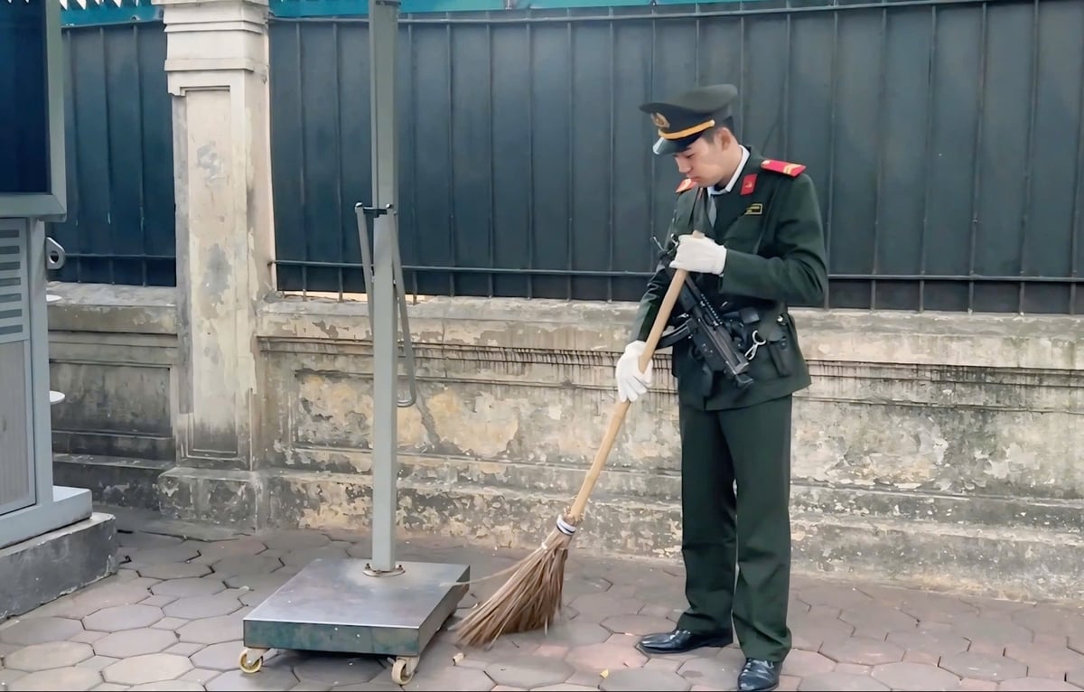 Những cây chổi của ông Trịnh Thanh Phi góp phần làm sạch phố Phan Đình Phùng. Ảnh: Hà Trang Những cây chổi của ông Trịnh Thanh Phi góp phần làm sạch phố Phan Đình Phùng. Ảnh: Hà Trang