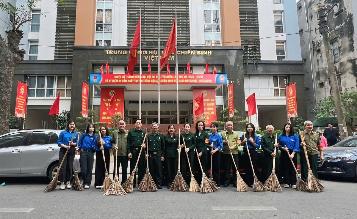 Hội Cựu chiến binh và Đoàn Thanh niên phường Cửa Đông tổng vệ sinh sáng Chủ nhật hàng tuần. Ảnh: Hà Trang Hội Cựu chiến binh và Đoàn Thanh niên phường Cửa Đông tổng vệ sinh sáng Chủ nhật hàng tuần. Ảnh: Hà Trang