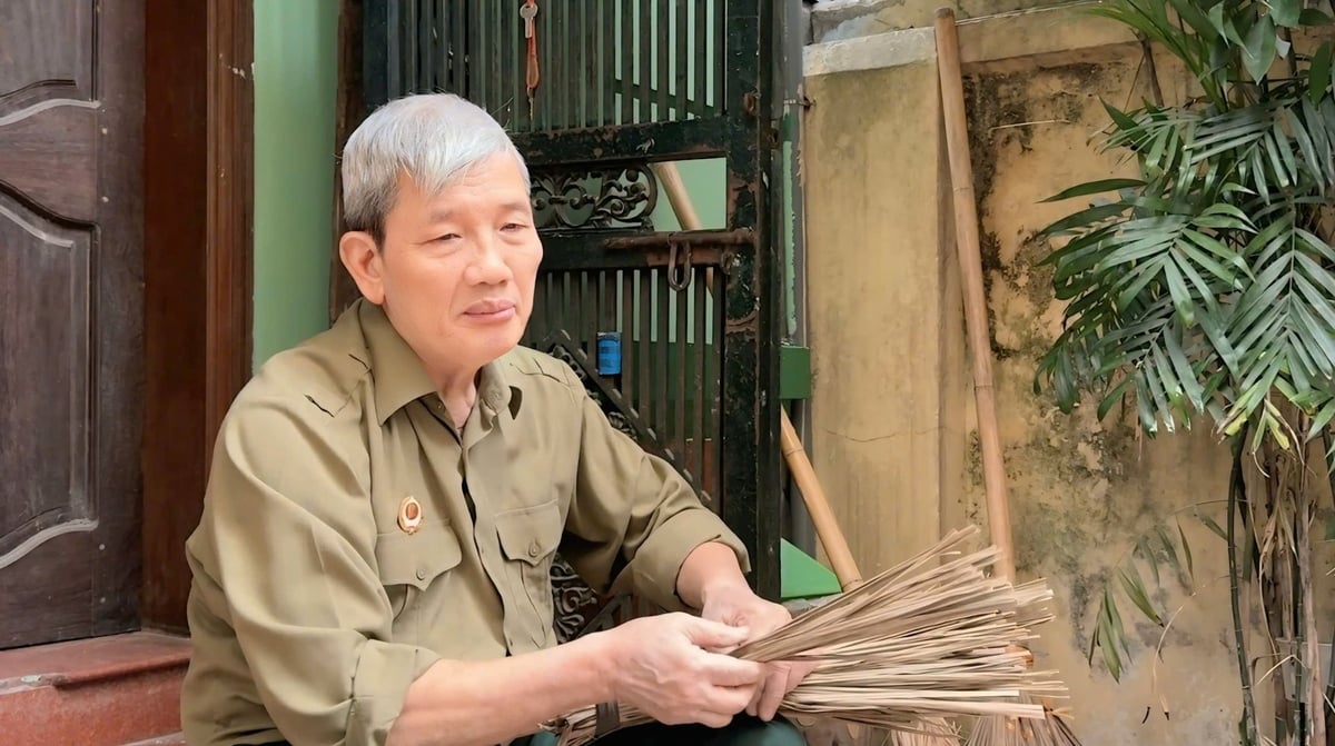 Ông Trịnh Thanh Phi cặm cụi bên những chiếc chổi tàu cau vua. Ảnh: Hà Trang Ông Trịnh Thanh Phi cặm cụi bên những chiếc chổi tàu cau vua. Ảnh: Hà Trang