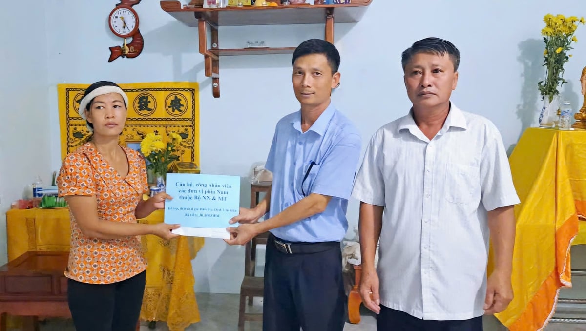 Ông Nguyễn Văn Minh, Phó Giám đốc Vườn quốc gia Cát Tiên, cùng ông Hà Văn Quang, Phó Chủ tịch UBND xã Tiên Hoàng đã thay mặt đoàn trao số tiền 30 triệu đồng cho thân nhân gia đình ông Kiên. Ảnh: Vườn quốc gia Cát Tiên. Ông Nguyễn Văn Minh, Phó Giám đốc Vườn quốc gia Cát Tiên, cùng ông Hà Văn Quang, Phó Chủ tịch UBND xã Tiên Hoàng đã thay mặt đoàn trao số tiền 30 triệu đồng cho thân nhân gia đình ông Kiên. Ảnh: Vườn quốc gia Cát Tiên.