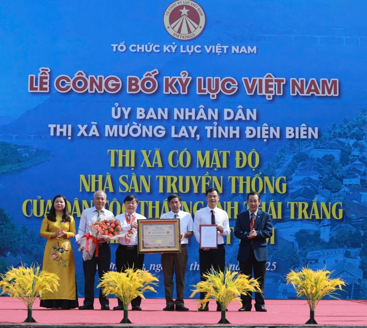 Lãnh đạo TX. Mường Lay nhận Bằng Kỷ lục Việt Nam 'Thị xã có mật dộ nhà sàn truyền thống của dân tộc Thái ngành Thái trắng nhiều nhất Việt Nam'. Ảnh: Trần Hương. Lãnh đạo TX. Mường Lay nhận Bằng Kỷ lục Việt Nam 'Thị xã có mật dộ nhà sàn truyền thống của dân tộc Thái ngành Thái trắng nhiều nhất Việt Nam'. Ảnh: Trần Hương.