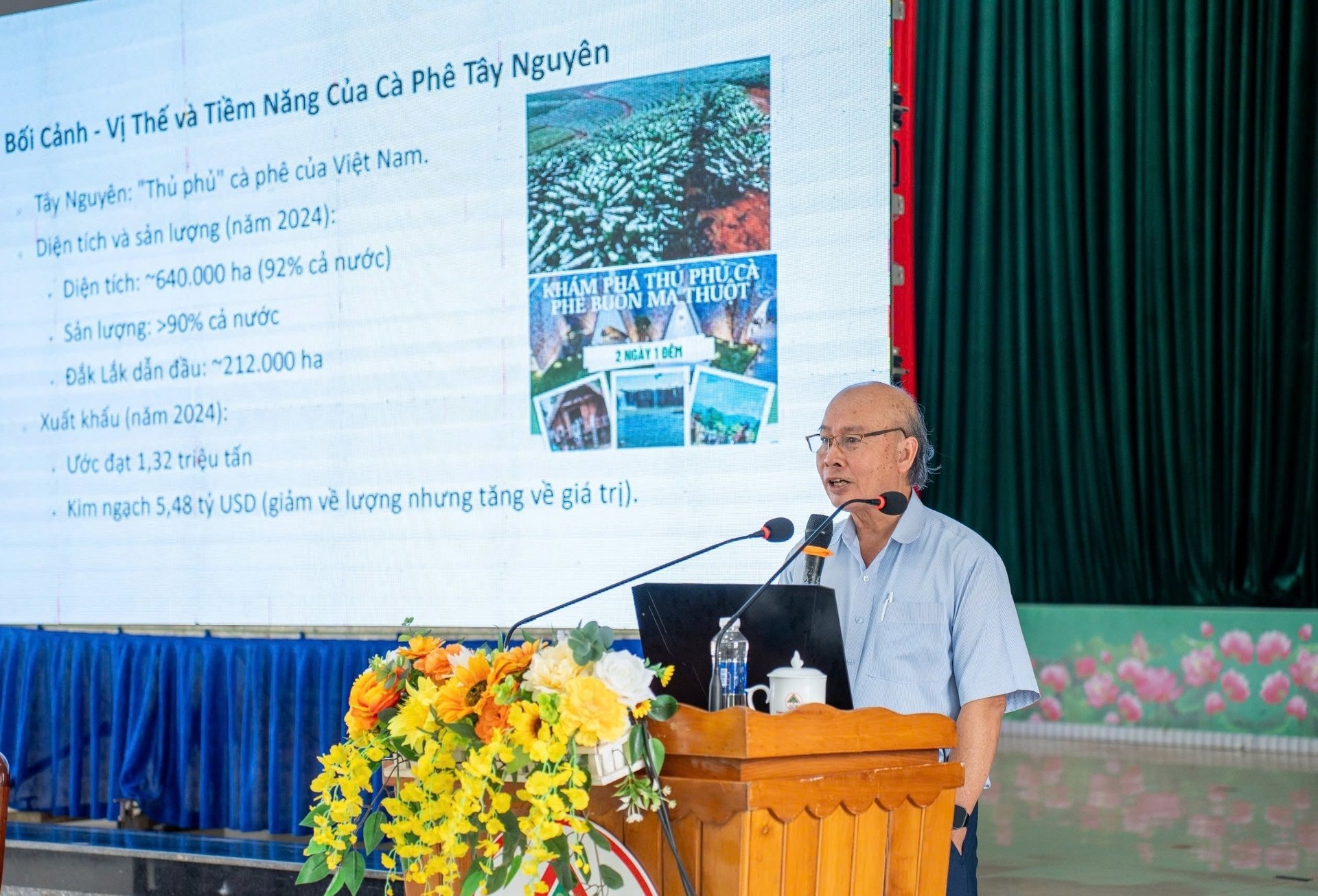 Ông Trương Hồng, Viện Khoa học Kỹ thuật Nông Lâm nghiệp Tây Nguyên, thành viên Hội đồng khoa học Công ty Cổ phần phân bón Bình Điền trình bày 'Quy trình kỹ thuật chăm sóc cây cà phê theo hướng bền vững và kỹ thuật chăm sóc cây cà phê'. Ảnh: Trần Thọ. Ông Trương Hồng, Viện Khoa học Kỹ thuật Nông Lâm nghiệp Tây Nguyên, thành viên Hội đồng khoa học Công ty Cổ phần phân bón Bình Điền trình bày 'Quy trình kỹ thuật chăm sóc cây cà phê theo hướng bền vững và kỹ thuật chăm sóc cây cà phê'. Ảnh: Trần Thọ.