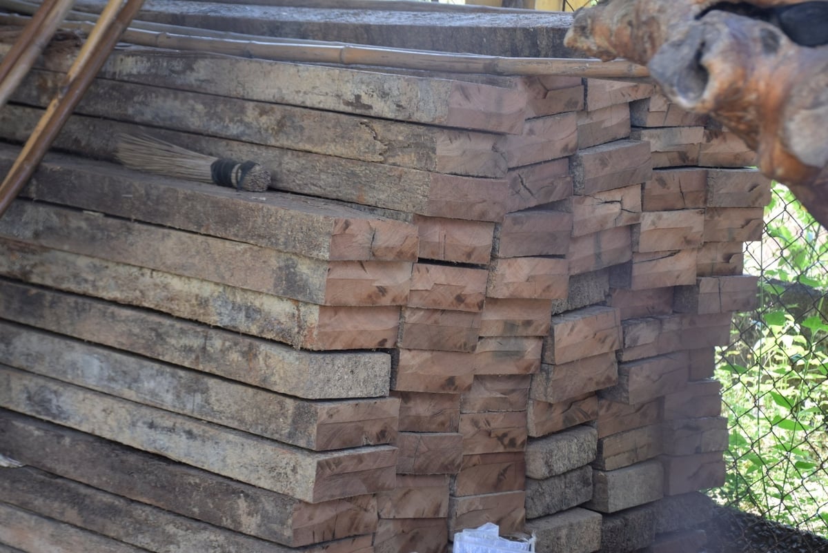Những tấm ván phai của đập Thạnh Hòa 1 (huyện An Nhơn) giờ được xếp thành đống trong kho của tổ thủy nông. Ảnh: V.Đ.T. Những tấm ván phai của đập Thạnh Hòa 1 (huyện An Nhơn) giờ được xếp thành đống trong kho của tổ thủy nông. Ảnh: V.Đ.T.