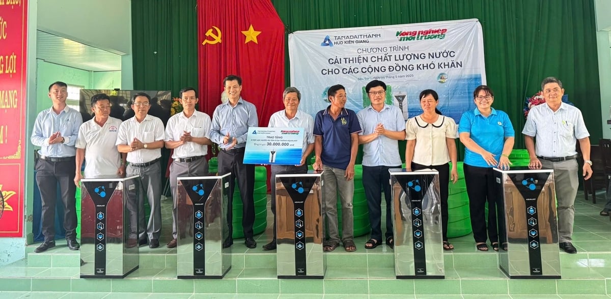 Trao máy lọc nước cho trường học và trạm y tế. Ảnh: Minh Đảm. Trao máy lọc nước cho trường học và trạm y tế. Ảnh: Minh Đảm.