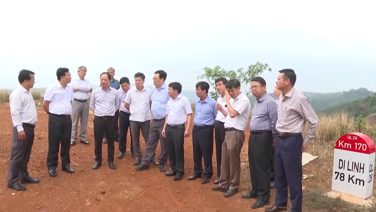 Đoàn lãnh đạo tỉnh Lâm Đồng và tỉnh Đắk Nông cùng khảo sát một số tuyến đường để đề xuất Chính phủ nâng cấp. Ảnh: Báo Lâm Đồng. Đoàn lãnh đạo tỉnh Lâm Đồng và tỉnh Đắk Nông cùng khảo sát một số tuyến đường để đề xuất Chính phủ nâng cấp. Ảnh: Báo Lâm Đồng.