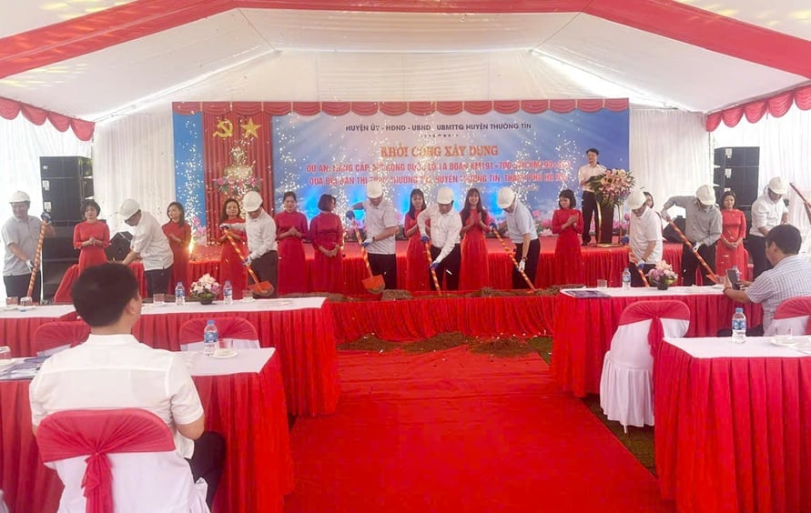 Các đại biểu thực hiện nghi thức khởi công dự án. Ảnh: Bảo Hà. Các đại biểu thực hiện nghi thức khởi công dự án. Ảnh: Bảo Hà.