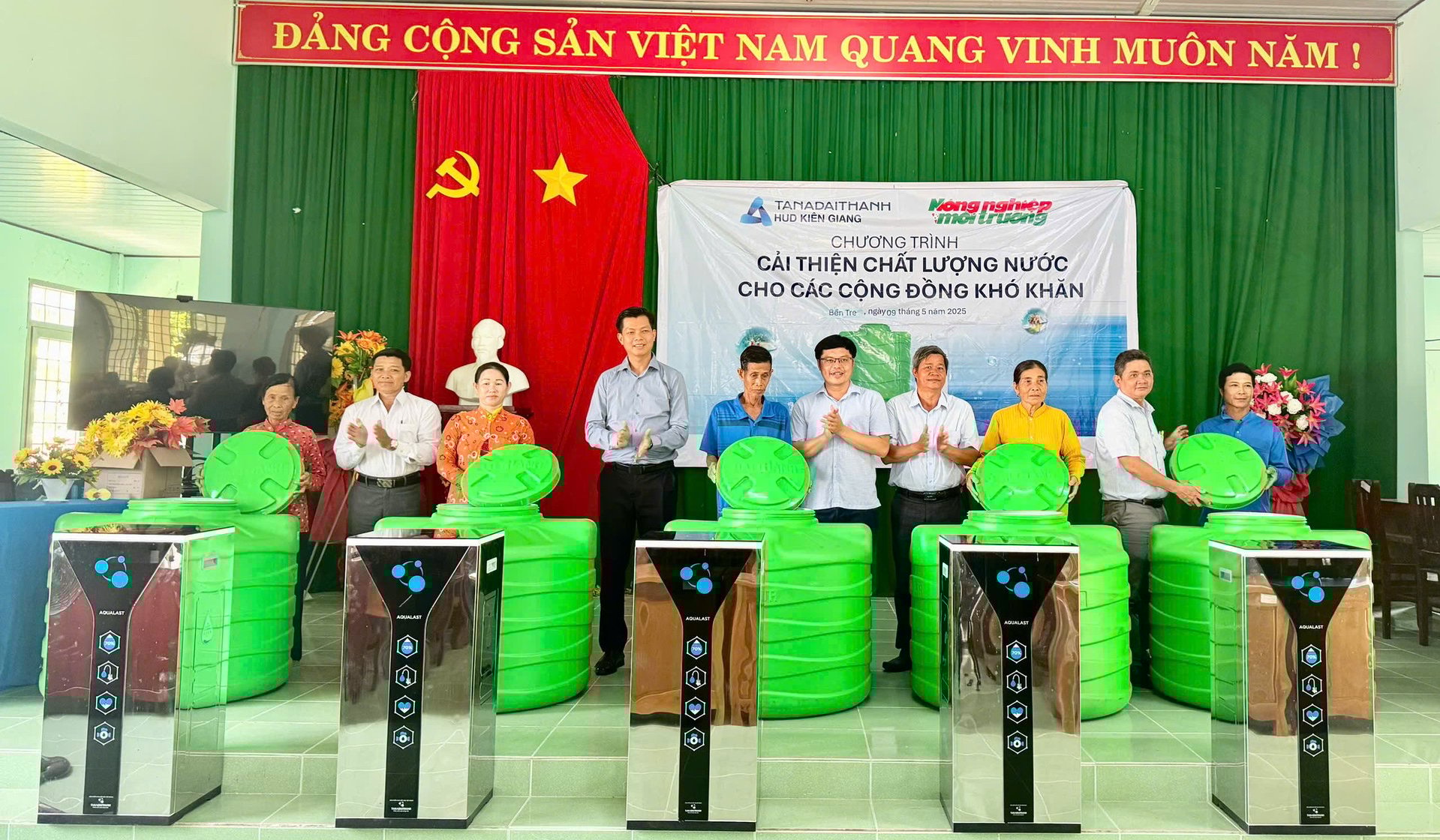 Trao bồn nước cho 30 hộ dân. Ảnh: Minh Đảm. Trao bồn nước cho 30 hộ dân. Ảnh: Minh Đảm.